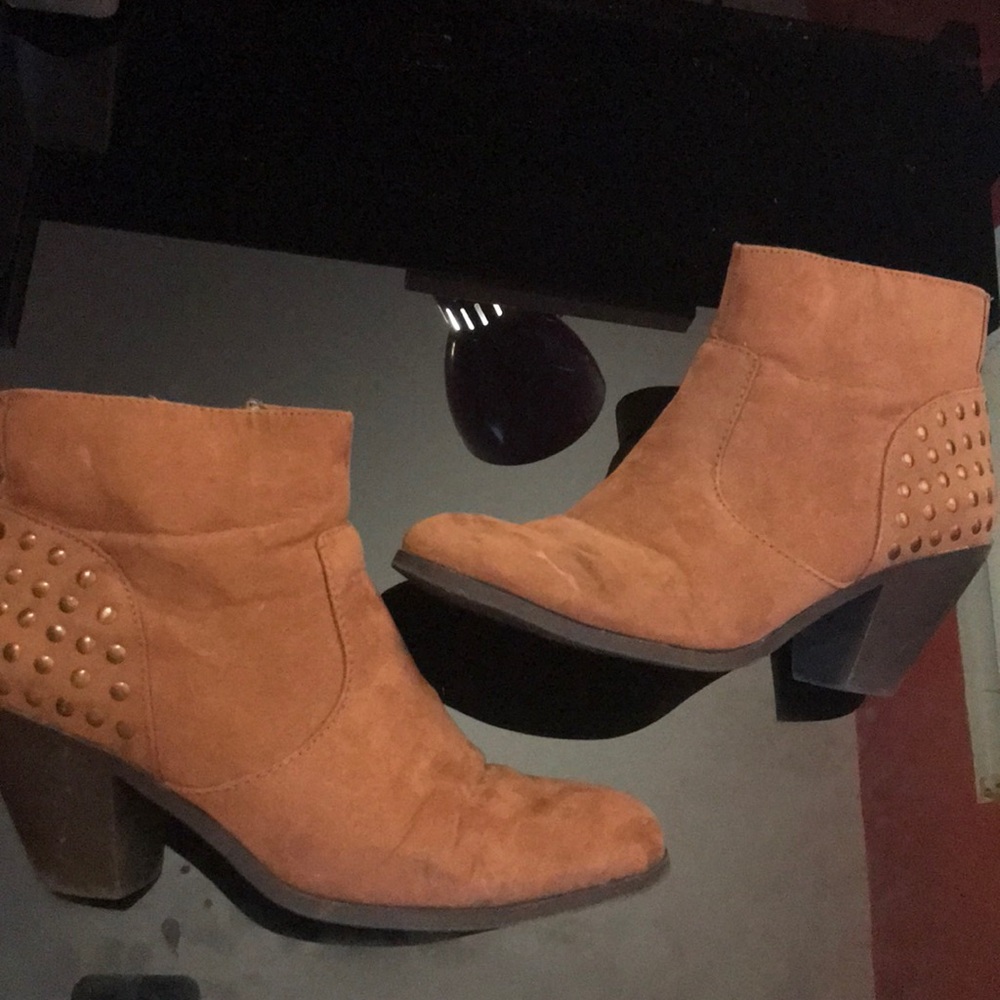 Brown/tan suede booties!